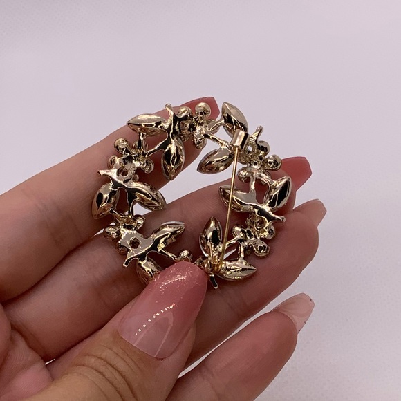 Elegant Brooch with different shiny cubic zirconia crystals - Picture 8 of 8